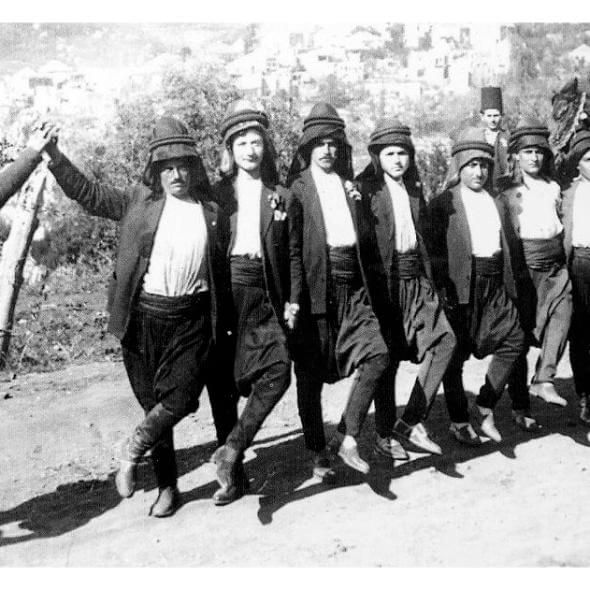 ما هي الدبكة؟